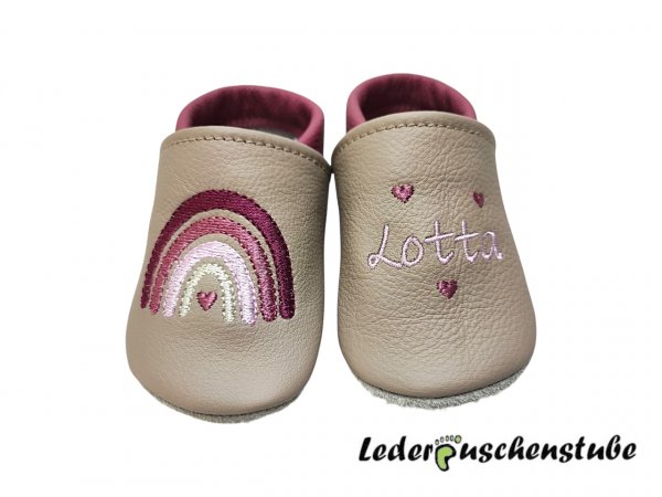 Lederpuschen beige-altrosa mit Namen rosa 3 Herzen altrosa links und rechts Regenbogen bordeauxe-altrosa-rosa-creme Herz altrosa
